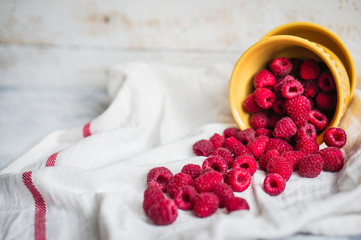 Obraz na płótnie Canvas Raspberries in a bowl