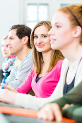 Studenten im Uni Hörsaal hören Vorlesung