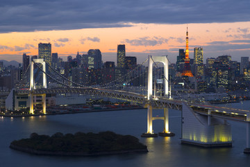 Fototapeta na wymiar きれいな夕焼けのレインボーブリッジと東京都心の高層ビル群（大都市東京摩天楼イメージ）