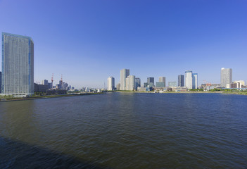 Fototapeta premium 晴海大橋より 再開発が進む湾岸エリアを望む