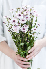 菊の花束　手　女性