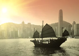 Fotobehang Zeilen in Victoria Harbour in Hong Kong © Aania