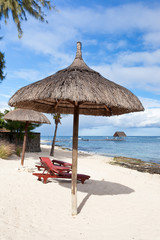 parasol de paille sur plage de l'île Maurice