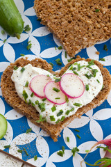 Vollkornbrot mit Kraeuterquark