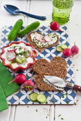 Vollkornbrot mit Kraeuterquark