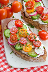 Brot mit Quark und frischem Gemuese