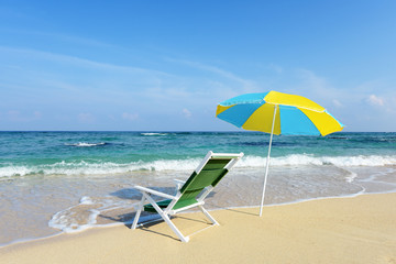 美しい沖縄のビーチと夏空