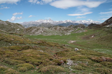 Fototapeta na wymiar Sierra Carcedo i Zachodnia masywu Picos de Europa.
