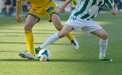 futbolistas luchando por el balón