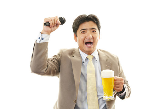 カラオケを楽しむサラリーマン