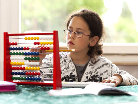 Kind mit Abakus
