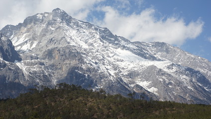 Fototapeta na wymiar yunnan jade dragon snow mountain