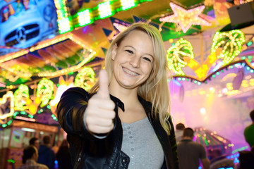 Frau auf Kirmes 