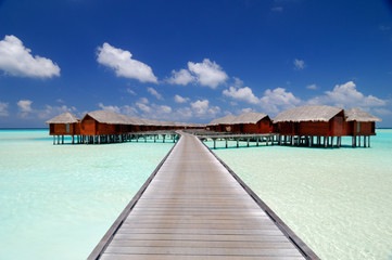 Ponton et bungalows dans le Lagon aux Maldives