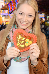 Twen mit Lebkuchenherz auf Kirmes