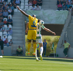 futbolistas luchando balón aéreo