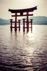 Wandaufkleber Miyajima, großer Shinto-Torii, der im Ozean steht, Hiroshima, Japan © Curioso.Photography