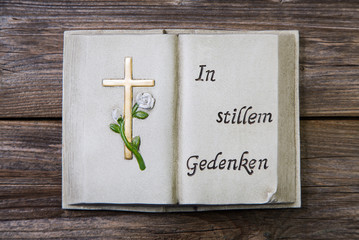 Schlichte Dekoration fürs Grab: Buch mit Text und Kreuz