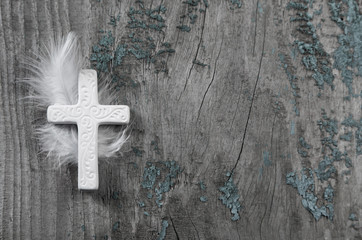 Trauerkarte: Holz Hintergrund mit Kreuz in Weiß