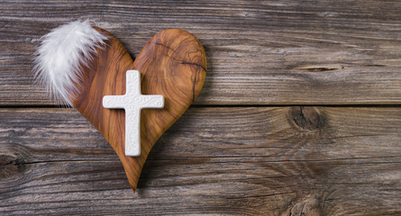 Letzter Gruß am Grab: Holz Herz mit Kreuz