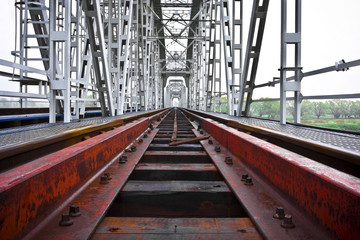 Tory kolejowe na moście