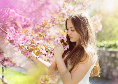Милая девушка у цветущего дерева без смс