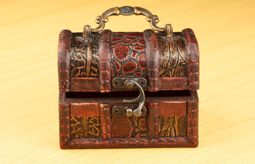 the wooden trunk on the surface of table