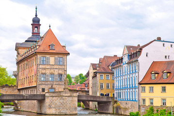 Fototapeta na wymiar Północnej stronie starego ratusza w środku Bamberg Regnitz