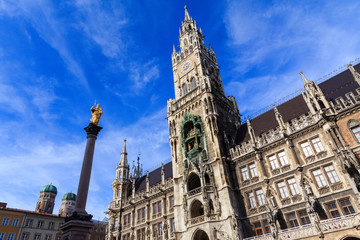 Fototapeta na wymiar Munich city hall and statue