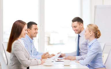 Obraz na płótnie Canvas business team having meeting in office
