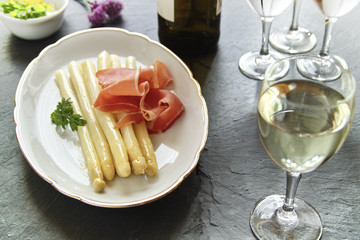 Spargel mit Schinken