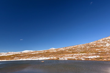 Fototapeta na wymiar snow on independence pass colorado