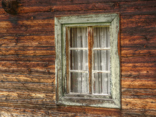 Holzfenster mit grünem Rahmen in HDR
