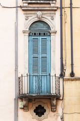 Fototapeta na wymiar Fenster mit Fensterläden an einem alten Haus in Verona