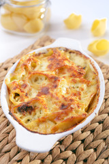 Lumaconi under bechamel sauce