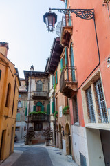 malerische Altstadtgasse in Verona