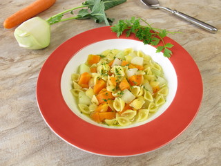 Vegetarische Nudelsuppe