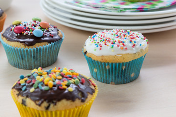 Muffins auf Holz und Teller