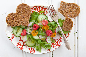 Frischer Sommersalat mit Himbeeren