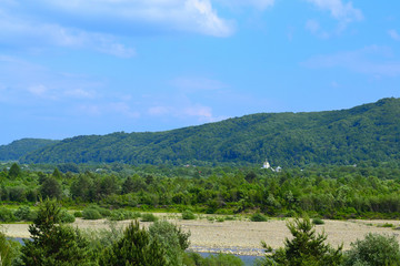 Fototapeta na wymiar Kościół górskiej dolinie