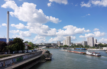 Obraz premium Seine à l 'entrée de Paris est