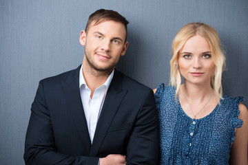 paar vor grauer wand