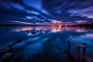 Fototapeten Langzeitbelichtung Landschaft mit See nach Sonnenuntergang © Jess_Ivanova