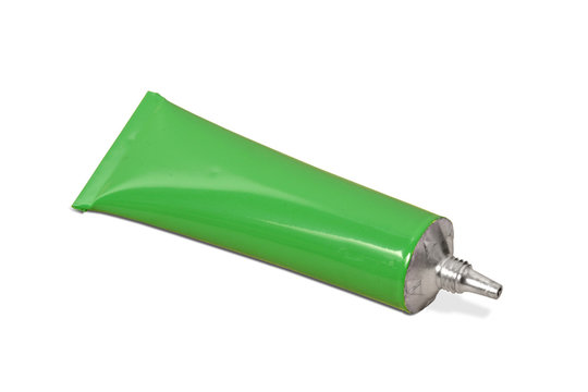 Gr&uuml;ne Tube Klebstoff ohne Deckel, freigestellt auf wei&szlig;em Hintergrund