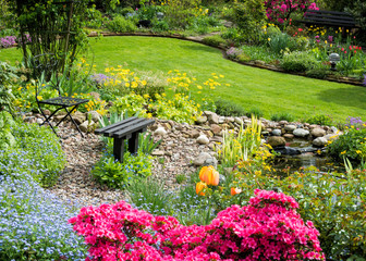 Garten mit schöner Bepflanzung und Sitzbank