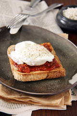 pochiertes ei mit tomatenpesto auf toast