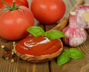 Tomato sauce with basil