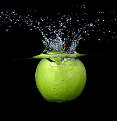 Jabłko wpadające do wody