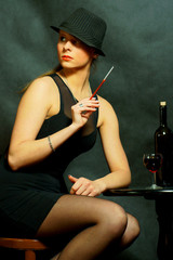 Kobieta w stylu retro z papierosem