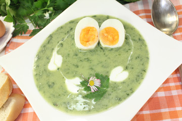 grüne Kräutersuppe mit Eiern
